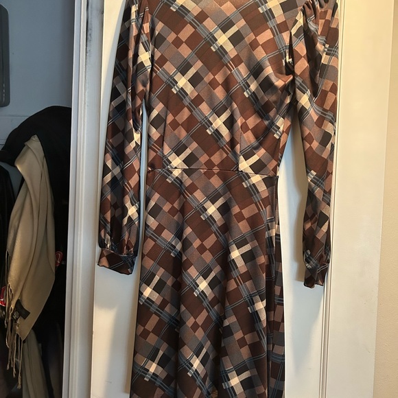 Fashion forward wrap dress style - Picture 2 of 6